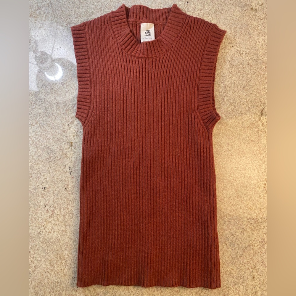 Women's Sleeveless Ribbed Sweater - Rust